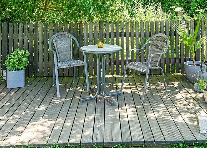 Stylish In With Garden شقة